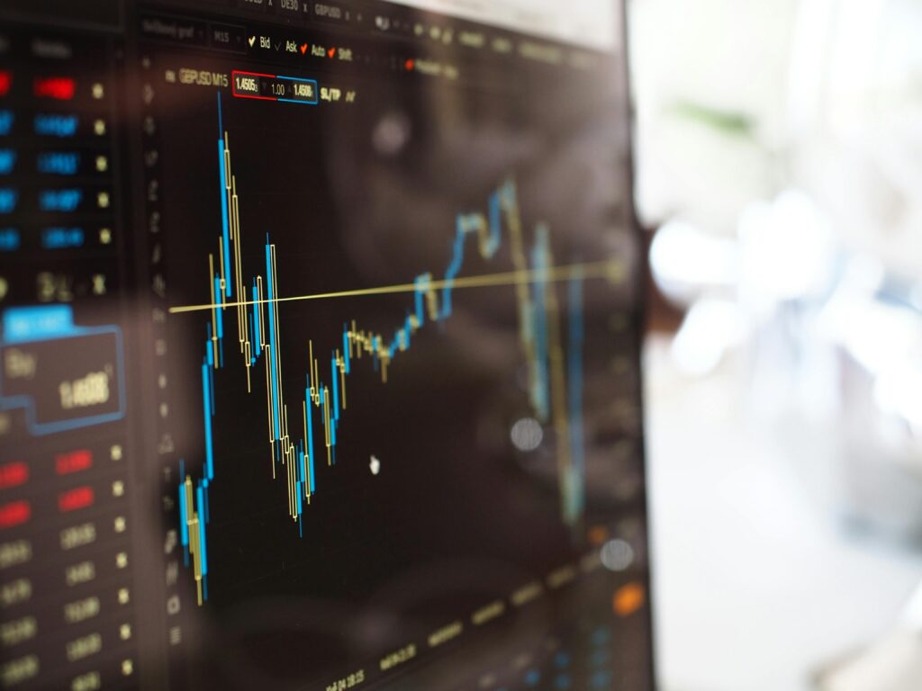 Vista detallada de los gráficos de negociación financiera en un monitor, que ilustra las tendencias del mercado de valores.
